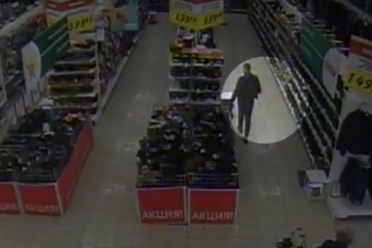 Мужчина обул обувь из гипермаркета и поставил на витрину свои ботинки