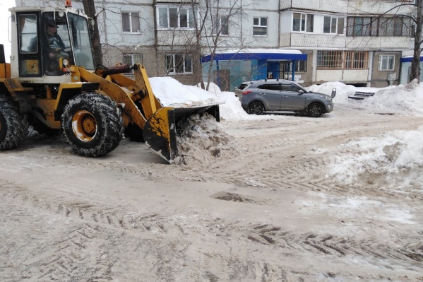 Коммунальщики расчищали дворы с помощью спецтехники Коммунальщики расчищали дворы с помощью спецтехники