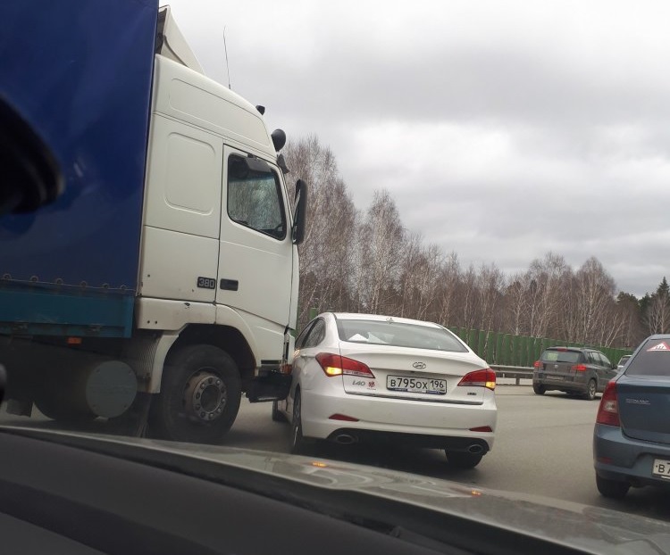 Тракт сегодня. Пробка на Тюменском тракте сейчас в сторону города Екатеринбурга. Авария на Сибирском тракте Екатеринбург сегодня. Ремонт Тюменского тракта сейчас фото.