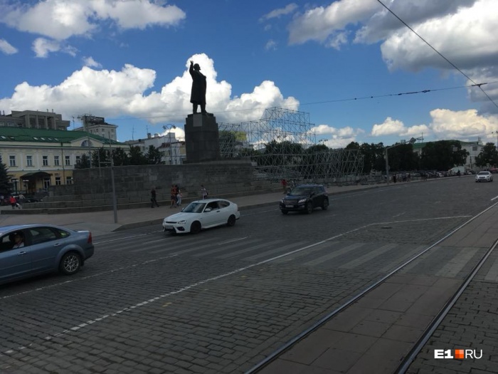 Накануне на площади начали собирать сцену Накануне на площади начали собирать сцену