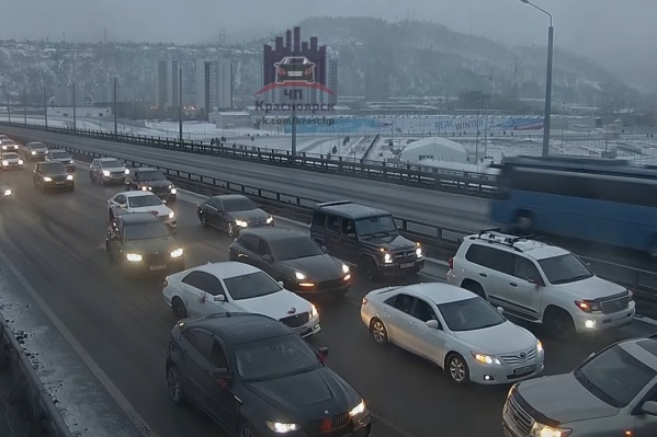 Участникам свадьбы было откровенно плевать на других водителей Участникам свадьбы было откровенно плевать на других водителей