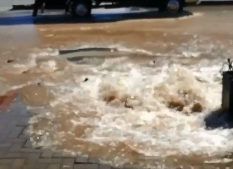 Из-за прорыва трубы затопило улицу Молокова