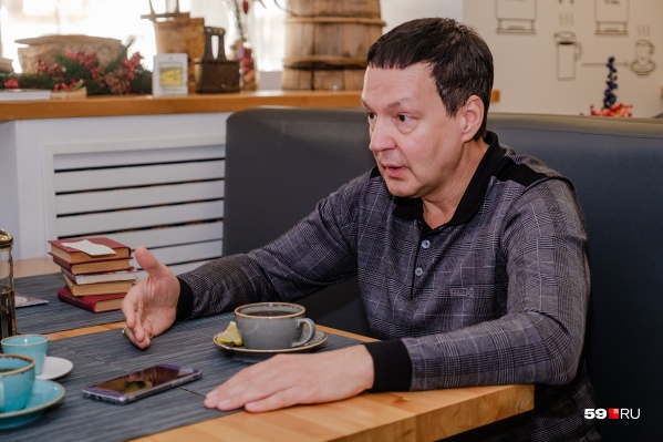 Встреча с Алексеем Субботиным, естественно, проходила в его кафе-музее Встреча с Алексеем Субботиным, естественно, проходила в его кафе-музее