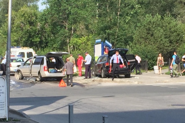 За пострадавшими приехала скорая помощь За пострадавшими приехала скорая помощь