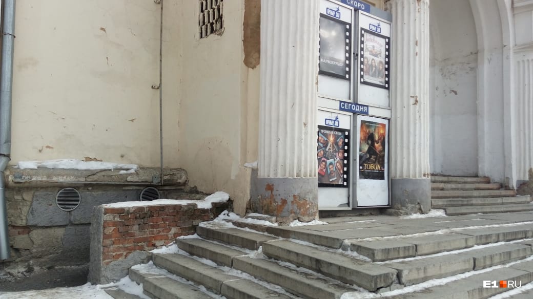 В доме находится кинотеатр «Заря» В доме находится кинотеатр «Заря»