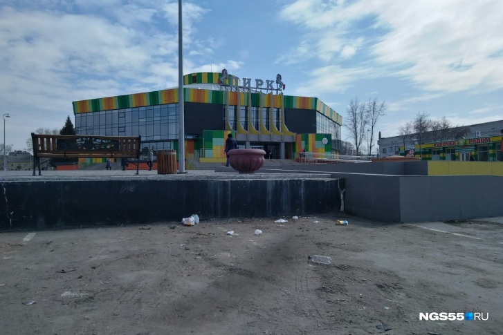 В том, что в Омске столько мусора, виноваты сами жители — на площади у цирка пустая мусорка, а на стоянке кучи мусора В том, что в Омске столько мусора, виноваты сами жители — на площади у цирка пустая мусорка, а на стоянке кучи мусора