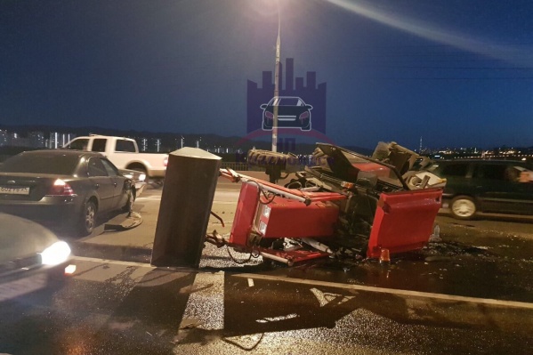 Трактор частично перекрыл движение на мосту, но авария была уже поздно вечером Трактор частично перекрыл движение на мосту, но авария была уже поздно вечером