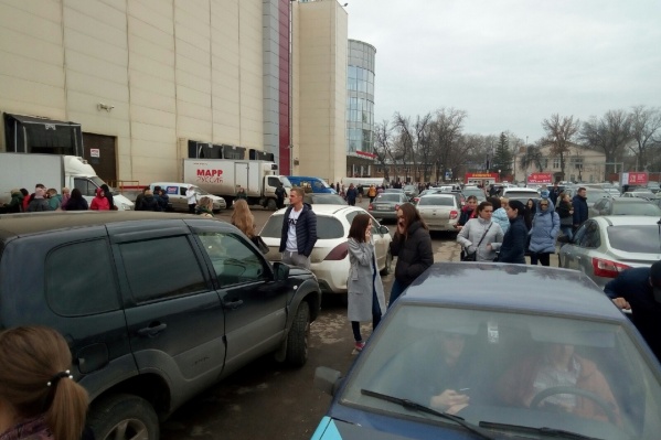 Сотни людей вышли на улицу Сотни людей вышли на улицу