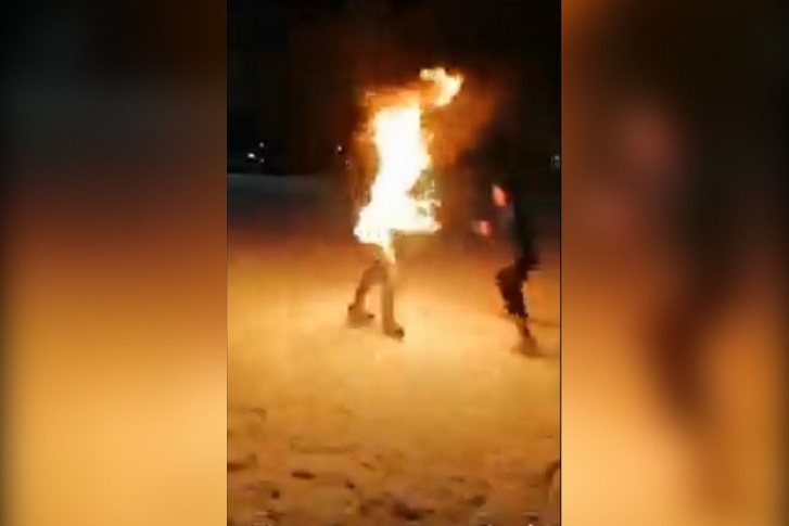 Видео с горящим подростком опубликовали в соцсетях