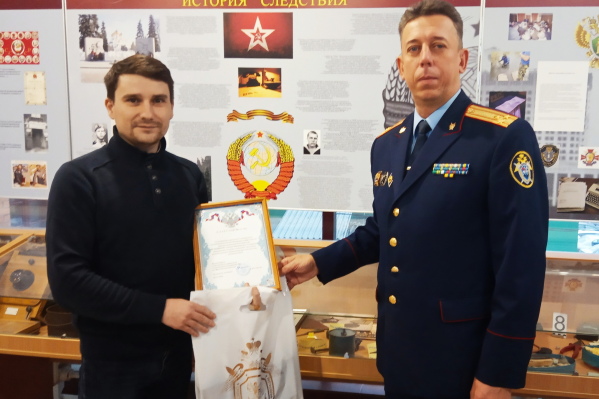 Мужчине вручили благодарность и памятный подарок Мужчине вручили благодарность и памятный подарок 