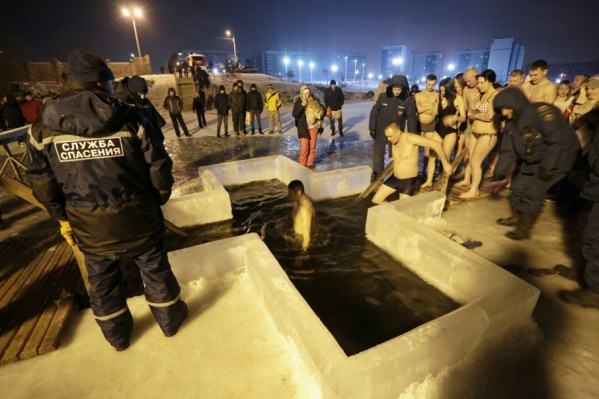 На озере Смолино, несмотря на мороз, было многолюдно На озере Смолино, несмотря на мороз, было многолюдно