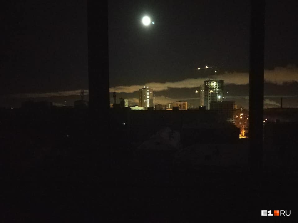 электричество отключили екатеринбург. екатеринбург конец света. екатеринбург вид из окна на эльмаш. эльмаш девушка бесплатно ночь. сушков на уралмаше.