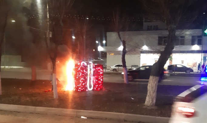 «Водители не сделали замечания»: новогодний подарок в центре Волгограда могли спалить подростки