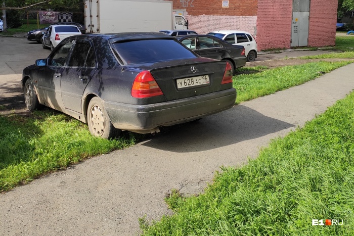 Когда одного газона мало, можно залезть на тротуар Когда одного газона мало, можно залезть на тротуар