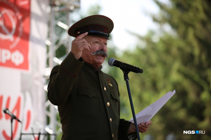 Весь день 8 июня новосибирские коммунисты празднуют в Первомайском сквере день рождения Сталина