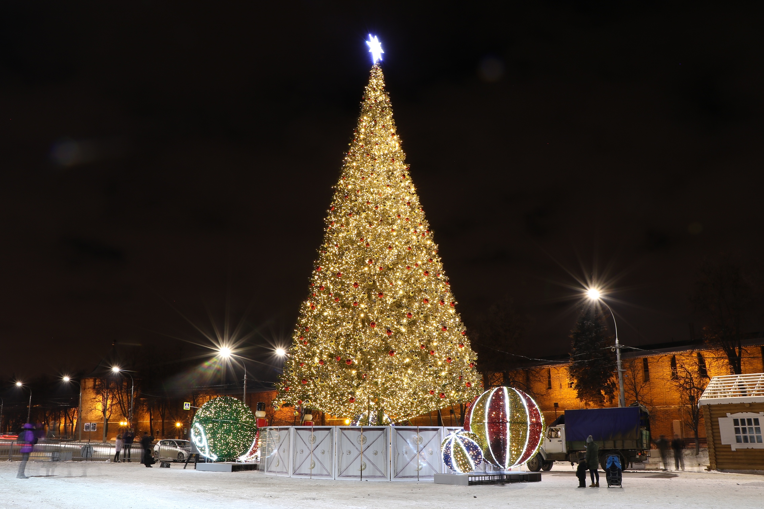 Новогодняя ночь в новгороде. Елка на Минина 2019 Нижний. Нижний Новгород площадь Минина елка. Елка на Минина 2020 Нижний Новгород. Горьковская елка Нижний Новгород.