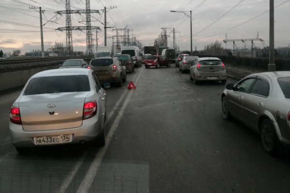 По словам горожан, дорогу сковала гололедица По словам горожан, дорогу сковала гололедица