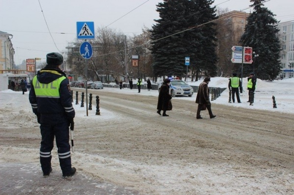 Еще вечером дороги покрылись кашей из снега и грязи Еще вечером дороги покрылись кашей из снега и грязи 