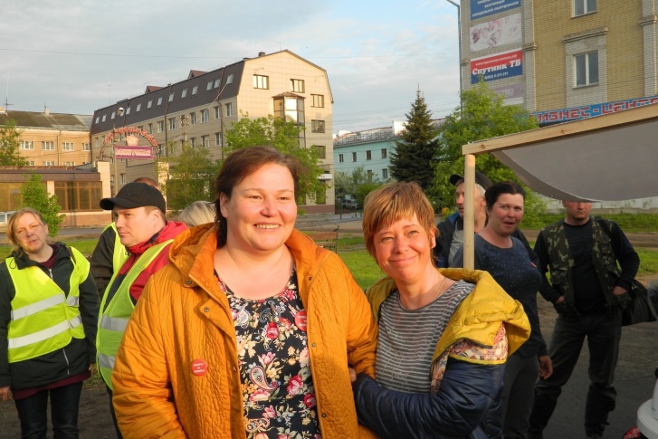 Оксана Владыка (слева) — постоянный участник митингов, часто бывает на Шиесе и представляет интересы экоактивистов в суде