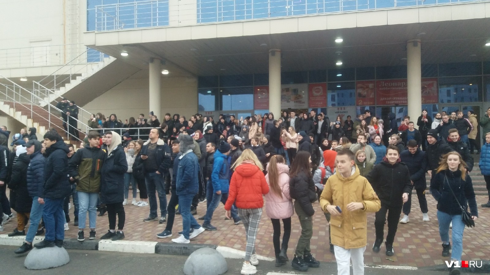 Молодежь надеялась получить всё на ступеньках Молодежь надеялась получить всё на ступеньках