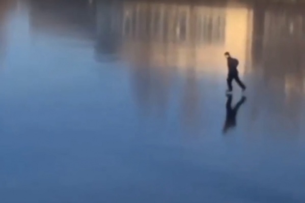 Молодой человек рассекал на коньках прямо в центре водоёма Молодой человек рассекал на коньках прямо в центре водоёма