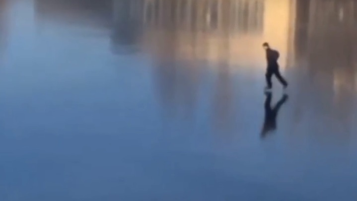 Видео дня. Безбашенные нижегородцы прокатились по тонкому льду Мещерского озера