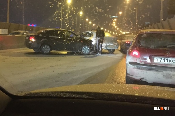В результате аварии на Московской автомобили перегородили две полосы В результате аварии на Московской автомобили перегородили две полосы
