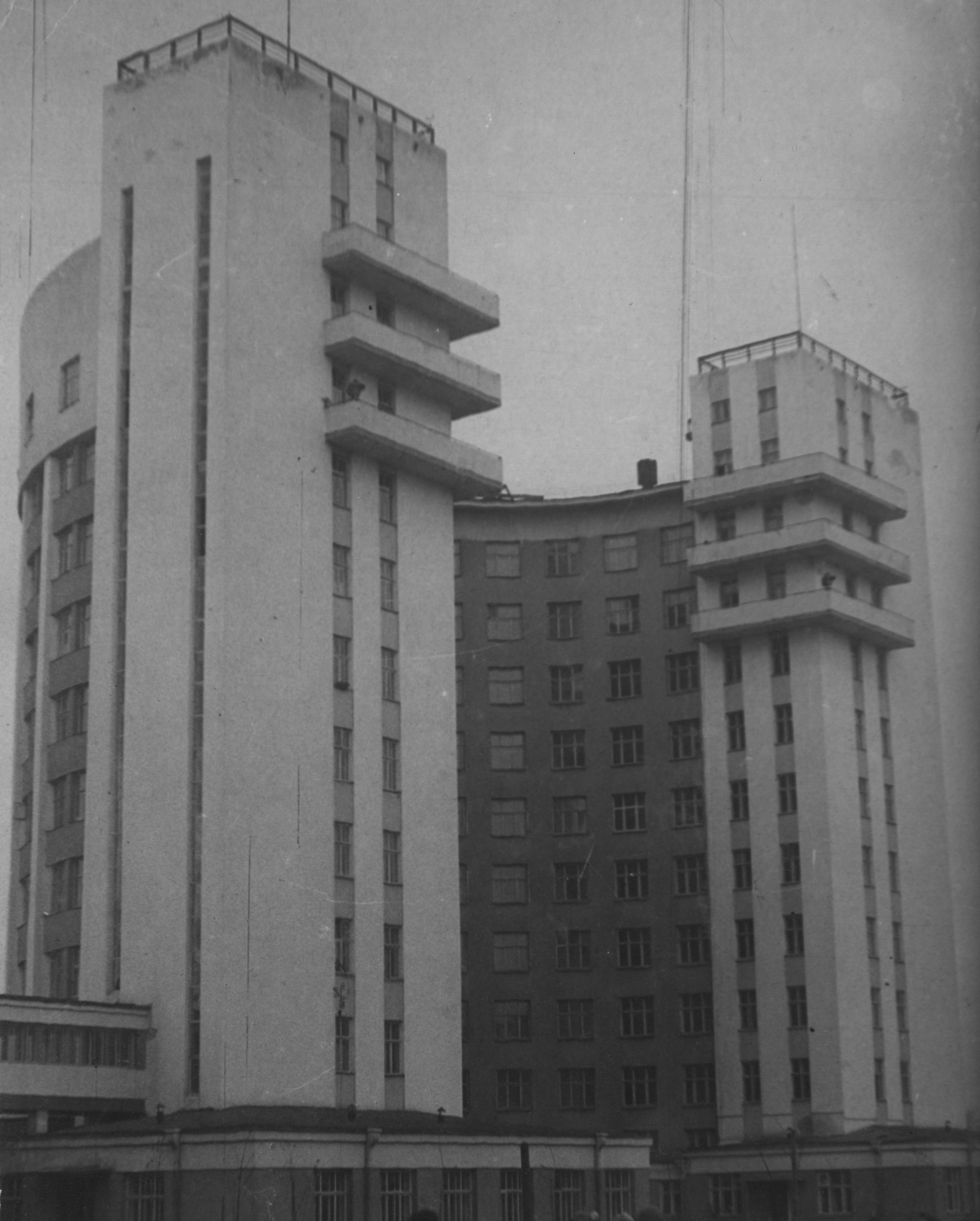 Городок начали строить в конце 20-х — начале 30-х годов. В то время «Исеть» была настоящим небоскрёбом Городок начали строить в конце 20-х — начале 30-х годов. В то время «Исеть» была настоящим небоскрёбом 