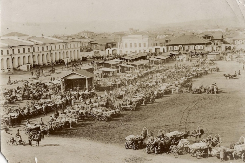 Старобазарная площадь с видом на Гостиный двор (1890-е годы)