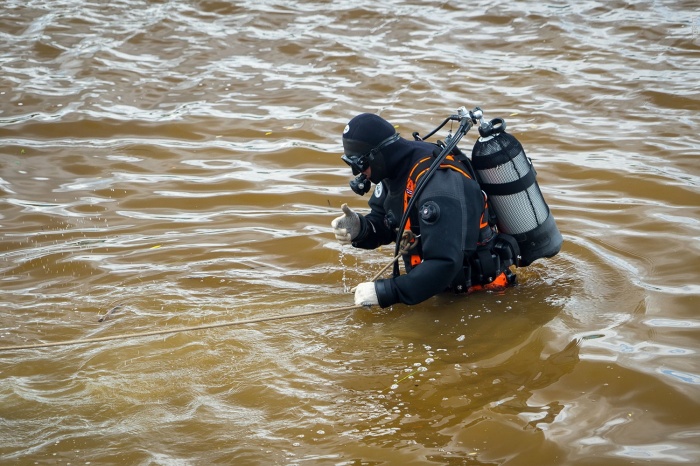 Тело мужчины поднимали водолазы Тело мужчины поднимали водолазы