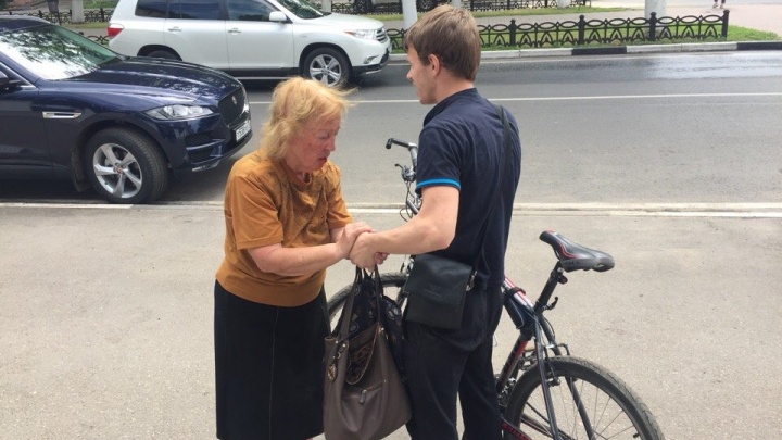 В Ярославле велосипедист на тротуаре сбил бабушку: пенсионерка в больнице