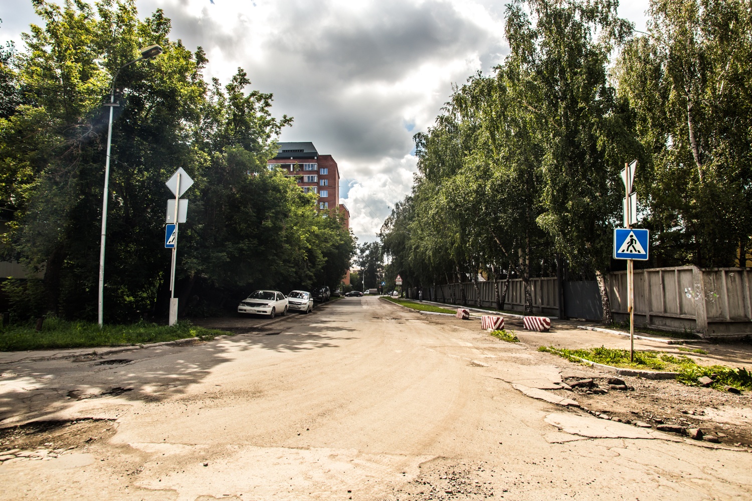 Поток машин с новой дороги вольётся в поток на ул. Тополёвой, поэтому пробки избежать не удастся Поток машин с новой дороги вольётся в поток на ул. Тополёвой, поэтому пробки избежать не удастся