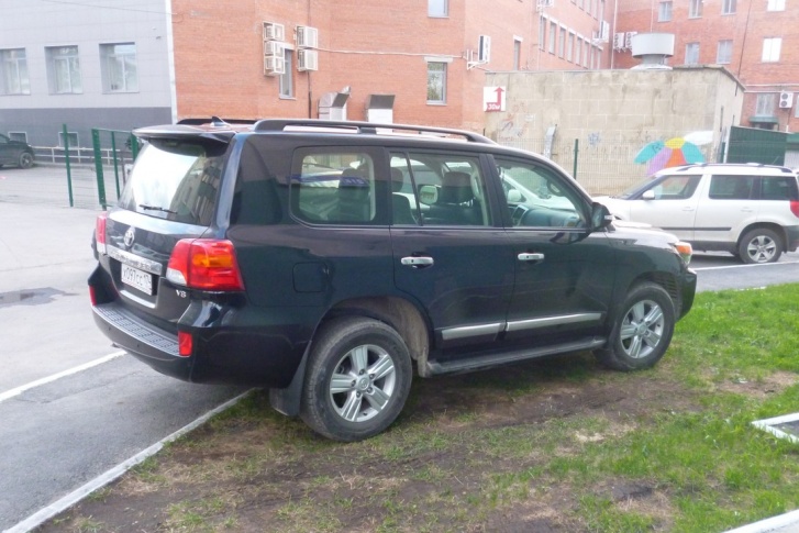 Эта Toyota Land Cruiser 200 (г/н х097сс174) стоит на газоне, перекрывая часть тротуара. На снимках с других ракурсов видно, что необходимости в этом нет — кругом полно свободных мест Эта Toyota Land Cruiser 200 (г/н х097сс174) стоит на газоне, перекрывая часть тротуара. На снимках с других ракурсов видно, что необходимости в этом нет — кругом полно свободных мест