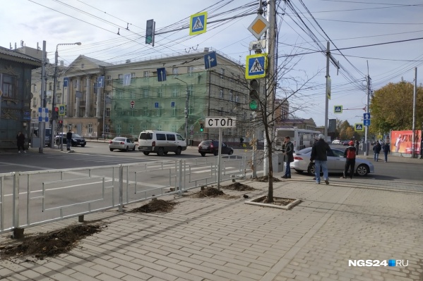 Заборы в Красноярске устанавливали два года назад, и многие были ими недовольны Заборы в Красноярске устанавливали два года назад, и многие были ими недовольны