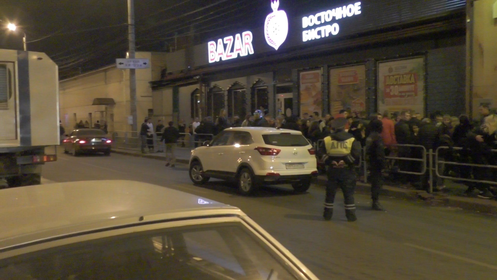Посетителям пришлось толпиться на улице Посетителям пришлось толпиться на улице