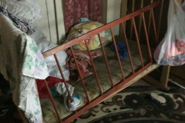 Волонтёры обнаружили грязного избитого ребёнка в сломанной кроватке Волонтёры обнаружили грязного избитого ребёнка в сломанной кроватке