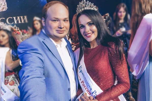 В соцсетях у Парамонова много фото с красотками В соцсетях у Парамонова много фото с красотками 