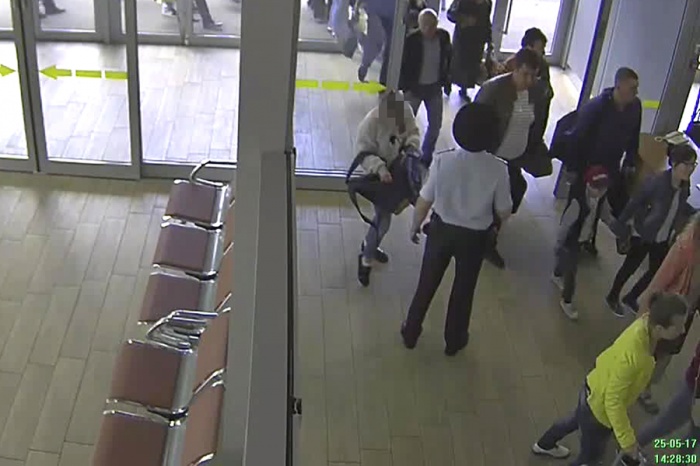 Школьница из Новосибирска в аэропорту Краснодара рядом с транспортным полицейским Школьница из Новосибирска в аэропорту Краснодара рядом с транспортным полицейским
