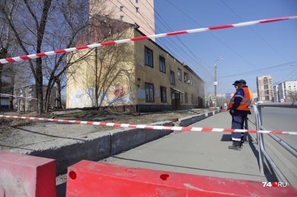 Старенький барак теснился рядом с новой высоткой на улице Воровского Старенький барак теснился рядом с новой высоткой на улице Воровского