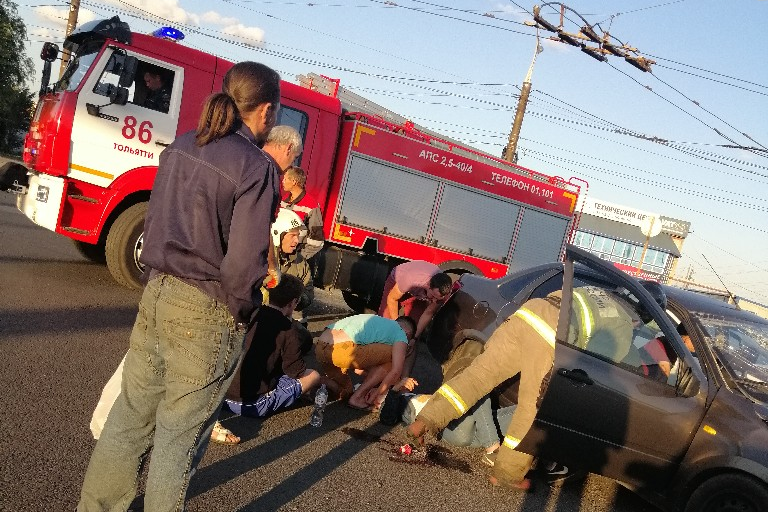 Машины всмятку: в аварии в Тольятти пострадали 4 человека