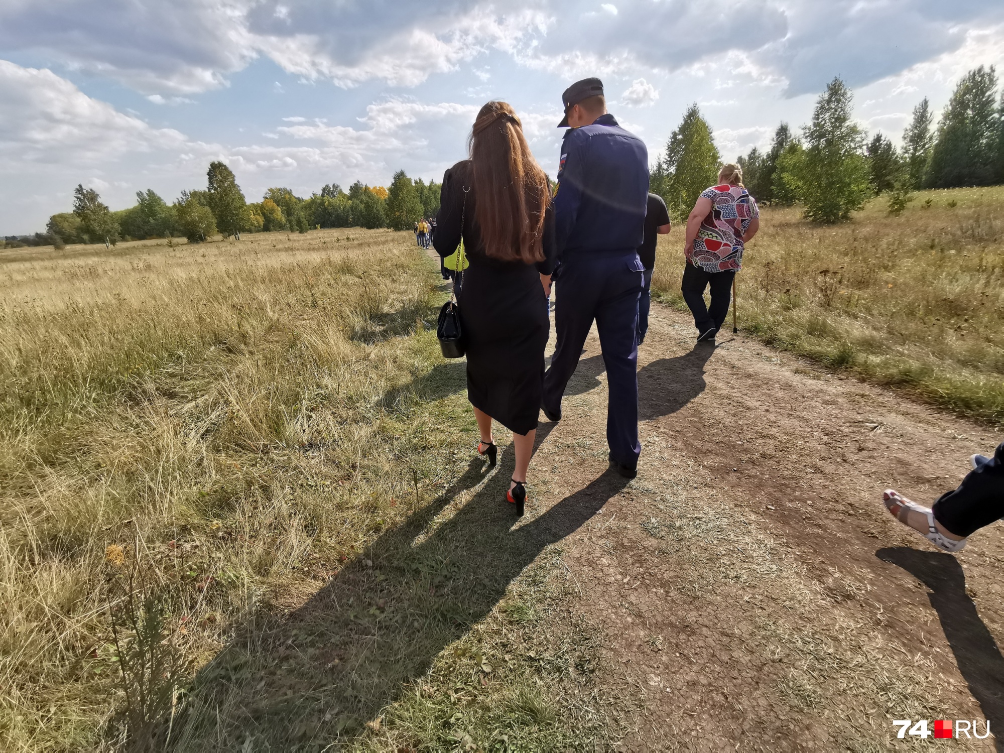 Чтобы не стоять в пробках и не штурмовать забитые пассажирами маршрутки многие шли домой пешком Чтобы не стоять в пробках и не штурмовать забитые пассажирами маршрутки многие шли домой пешком