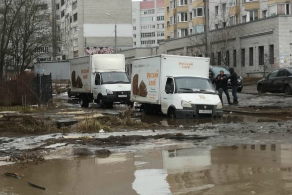 В коварной луже застряла даже «Газель» В коварной луже застряла даже «Газель»