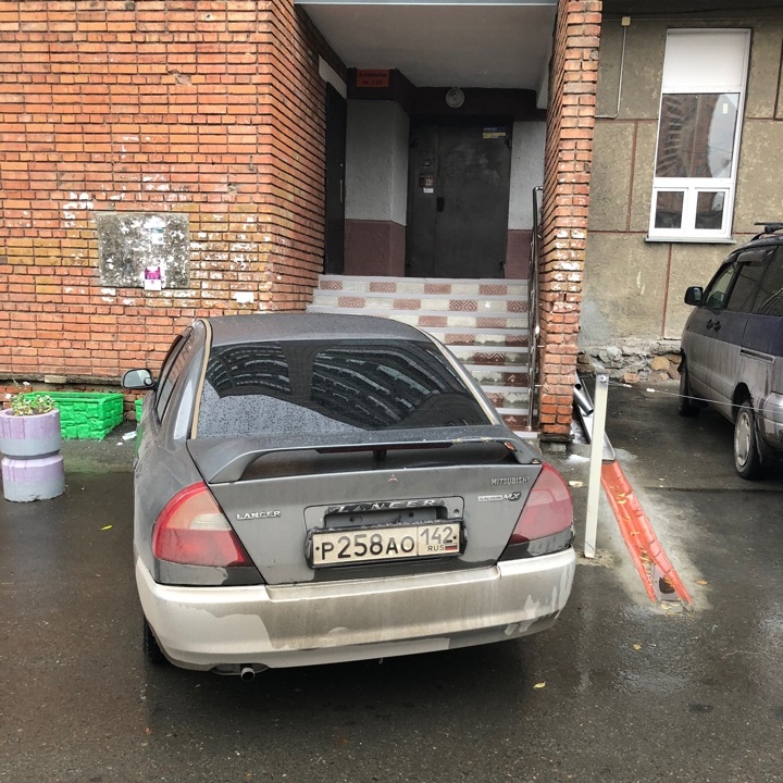 Перегородил подъезд Перегородил подъезд