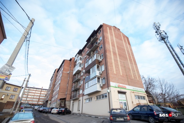 По документам здесь стоит трехэтажный коттедж, в реальности — шестиэтажка в шесть подъездов По документам здесь стоит трехэтажный коттедж, в реальности — шестиэтажка в шесть подъездов