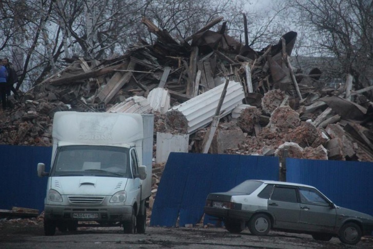 Всего за одну ночь от ДК осталась лишь куча строительного мусора. Всего за одну ночь от ДК осталась лишь куча строительного мусора.