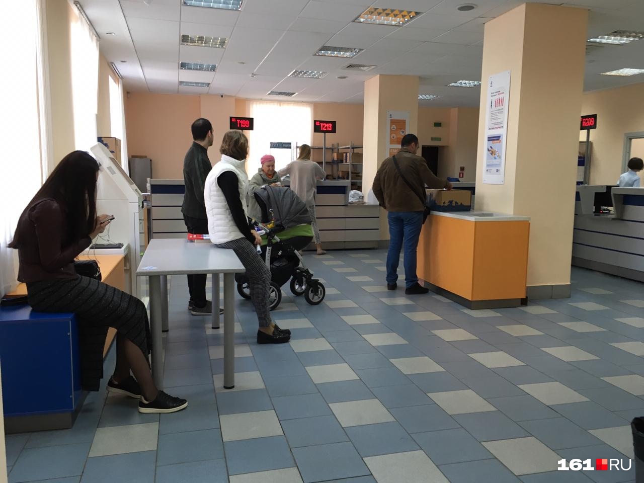 «Низкая зарплата, а работа сложная»: почему «Почта России» такая медленная