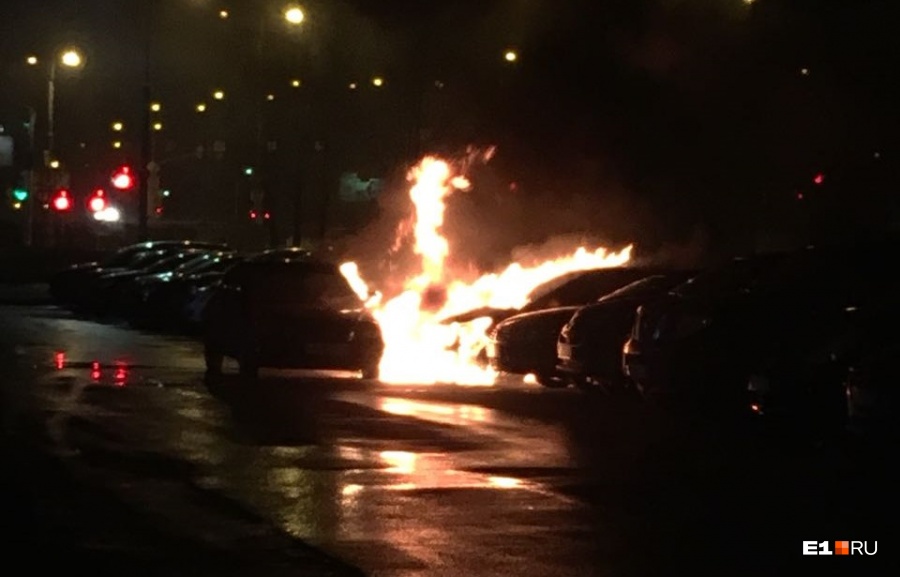 Сначала загорелся один автомобиль пламя с него перекинулось еще на три
