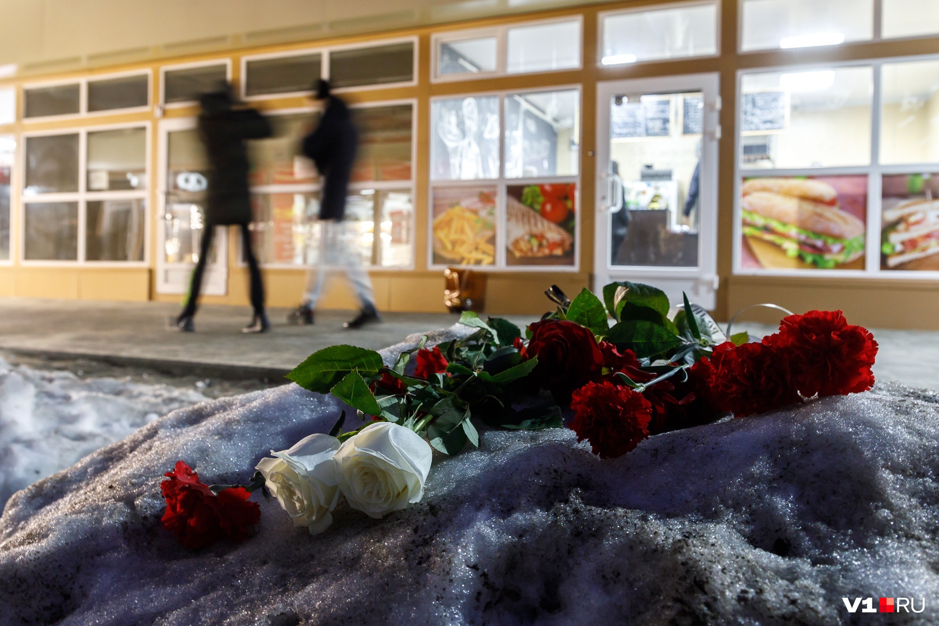 На место трагедии волгоградцы несут цветы На место трагедии волгоградцы несут цветы