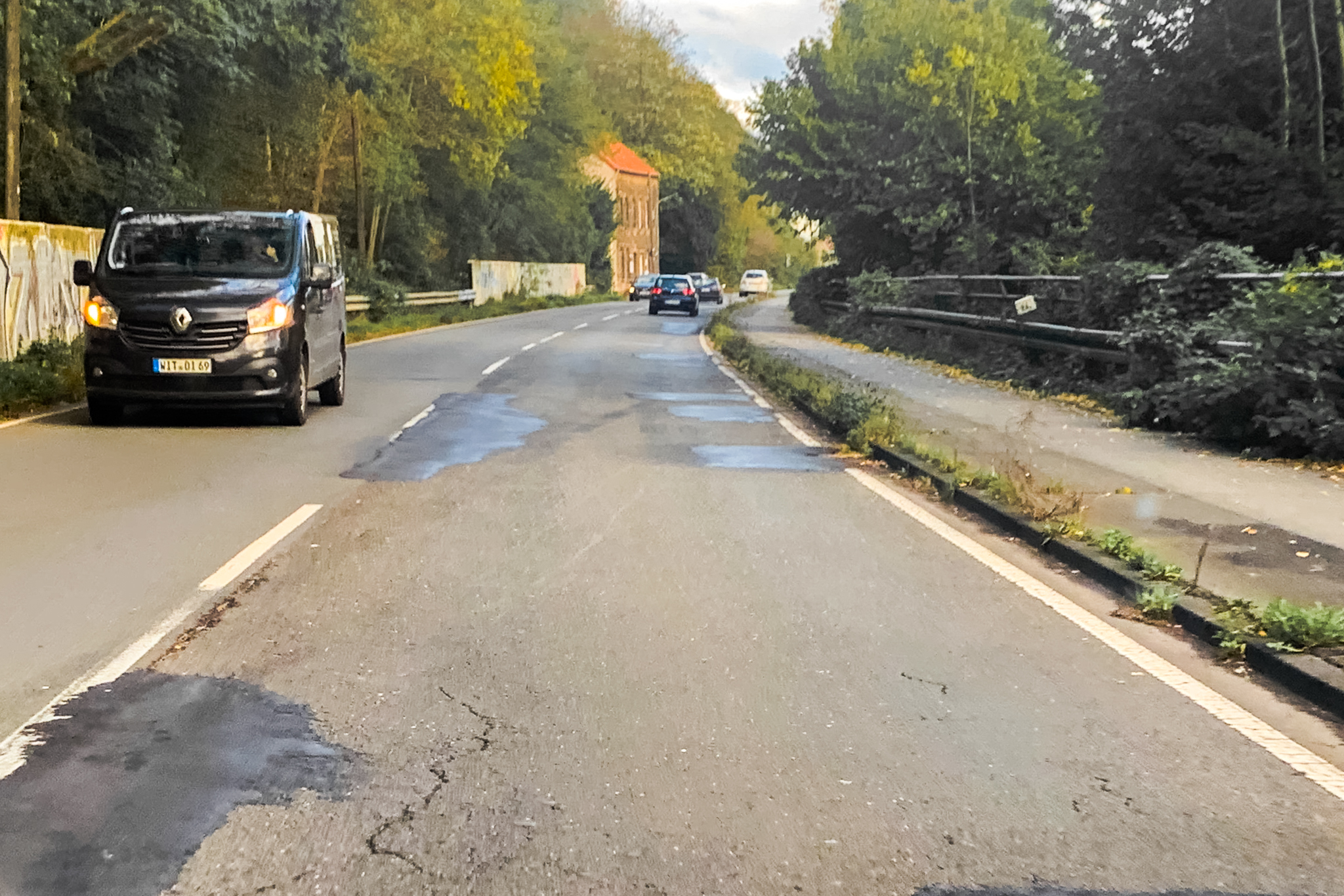 Убитая дорога в Германии, город Witten Убитая дорога в Германии, город Witten