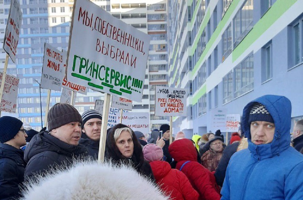 «Был мат, выбивание стекол»: конфликт жильцов и УК в Екатеринбурге снова пришлось разрешать полиции
